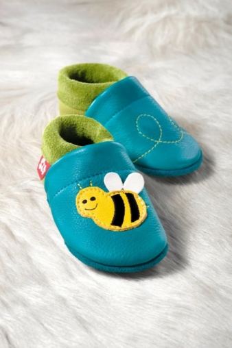 Das neue POLOLO-Modell „Biene Susi“ ist in den Größen 18/19 bis 26/27 erhältlich.