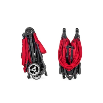 …und der Kinderwagen klappt automatisch in der Mitte zusammen.