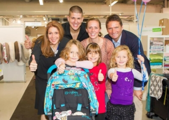 Messeleiterin Ulrike Charlotte Martin (links), Lukas Jäger, Silke Siebert und Markus Oberhamberger freuen sich mit Laura, Lea und Sina auf die nä...