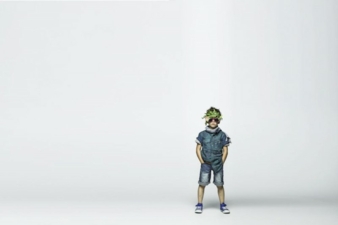 Im Dschungelfieber: Jungs „tarnen“ sich mit kurzen Hosen und Loop-Schals.