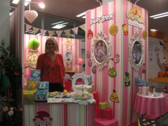 Geschäftsführerin und Erfinderin Shama Margareta
Schwieler an ihrem Stand auf der Kind + Jugend 2014.