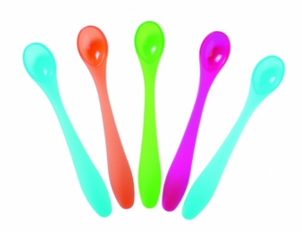 Die Fütterlöffel von nip helfen bei den ersten Essversuchen.