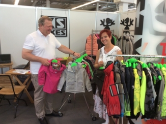 XS EXES-Geschäftsführer Otto Schwarz im Gespräch mit einer Kundin.