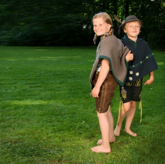 Das Mantelet kann sowohl klassisch zu Lederhosen oder Dirndl als auch modern zur Jeans getragen werden.