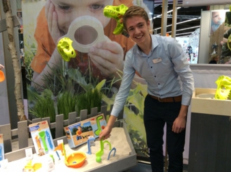 Trotz seiner während der Messewoche anstehenden Prüfung ist HABA-Auszubildender Jonas Müller engagiert im Einsatz.