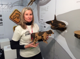 Selena Mihaljevich, Sales & Marketing, präsentiert dodopuzzle von Greature, ein neuartiges Puzzle aus Neuseeland.