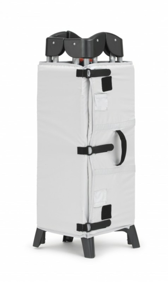 Das in drei Farben verfügbare Reisebett lässt sich kompakt zusammenfalten.