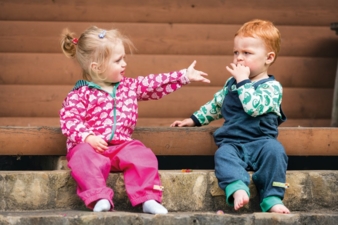 Jacken und Pullover beherbergen lustiges Getier.