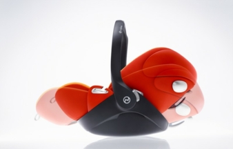 Außerhalb des Autos kann das Baby in der neuen Babyschale CLOUD Q rückenschonend flach gelegt werden.