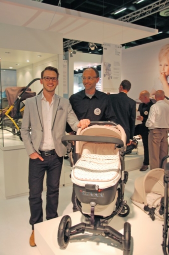 Die Designer Tobias Zehnder und Andreas Hess mit einer Sonderedition des NEO in Honey Beige mit Concord-Logo-Muster.