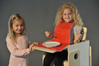 LaLatz ist in den Farben Blau oder Rot sowie in zwei Größen erhältlich.