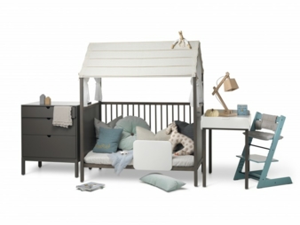 Stokke Home ist in den Farben White und Warm Hazy Grey zu haben.