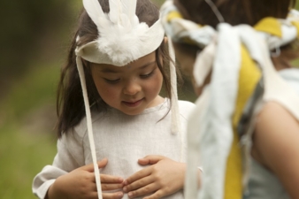 Die Kleider, Mäntel und Capes der neuen Kollektion sind in sehr zarten Farben gehalten.