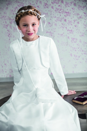 Perfekter Auftritt für die Kommunion: Kleid mit passendem Bolero von Emmerling.