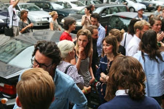 Großer Andrang vor dem Eingang der Berliner Galerie für Moderne Fotografie.