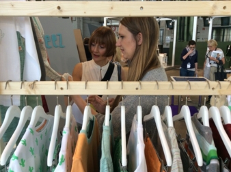 Nina Hillemeir (rechts) von filius feez auf der Cookies Show in Berlin.