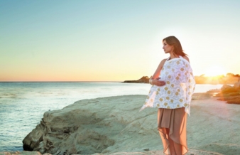 Die Nursing Covers von Bébé au Lait laden zum Träumen und vor allem zum ungestörten Stillen ein.