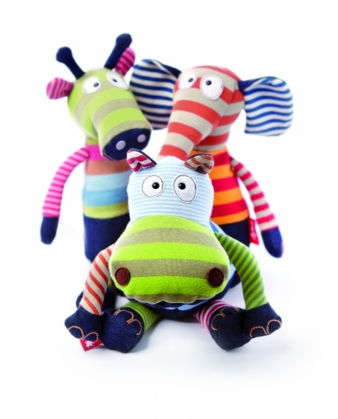 Cool und lässig sind die neuen Streifen-Kuscheltiere in den Varianten Elefant, Nilpferd und Giraffe.