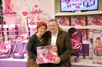 Grund zum Lachen haben Beatrice und André Schur von hauck toys for kids mit ihrem neuesten Baby.