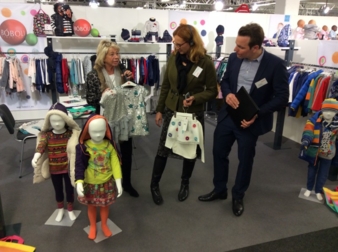 Gisela Stang (Mitte) eröffnete als Bürgermeisterin der Stadt Hofheim am Taunus die neue komm Wallau und schaute sich zusammen mit MUVEO-Geschäft...