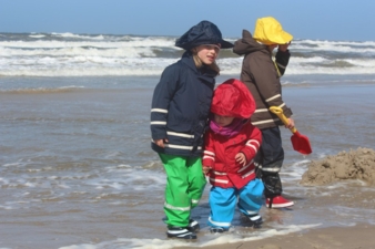 Zum BMS-Sortiment gehören auch Gummistiefel
aus Naturkautschuk und Südwester für den Kopf.