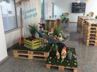 Sommerlich dekoriert - der Eingangsbereich.