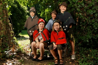 Von Hand individuell verzierte Kinderhüte aus Loden mit einer Kordel, einer Echthaar-Rosette und Federn gehören ebenfalls zum Portfolio von Helen...