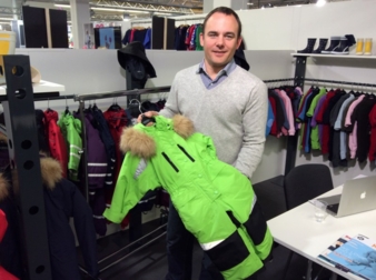 Marketing & Sales sind sein Geschäft: Mikko Schröder erklärte die Vorzüge des Schneeanzugs Räuberwald Pro von BMS.