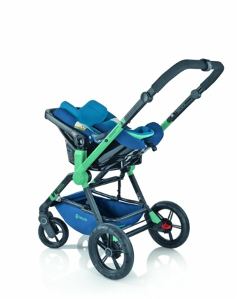 Eine farbenfrohe Sache: Der Wanderer mit dem Concord-Autokindersitz Air.Safe in Aqua Blue.