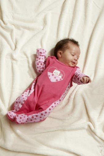 Mit Babymode von Schnizler geht es weiter.