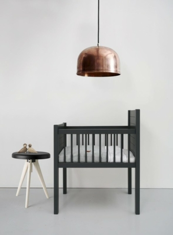 Das Kinderbett Noa gibt es in den Farben Anthrazit, Hell-grau, Weiß und Pink.