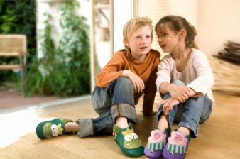 Frosch und Schwein peppen die Pololo-Hausschuhe auf.