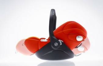 Außerhalb des Autos kann das Baby rückenschonend flach gelegt werden.