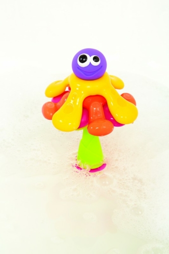 An der Unterseite des lustigen Octopus befinden sich Saugnäpfe, die auf jedem glatten Untergrund haften.