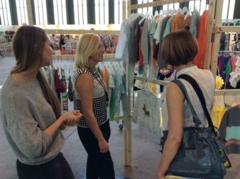 Nina Hillemeir (links) und Elise Lange (Mitte) von filius feez auf der Cookies Show in Berlin.