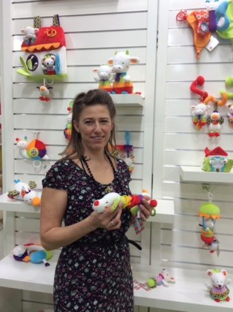 Chef-Designerin Mounett Fischer von babyFehn zeigt auf der Spielwarenmesse stolz die neue Produkte der Babylinie.