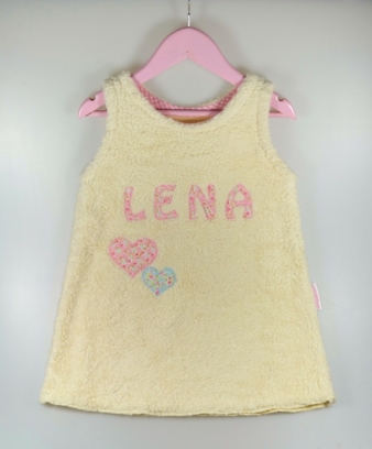 Dank aufgesticktem Namen gibt es keinen Zweifel, wem das Kuschelteil gehört.