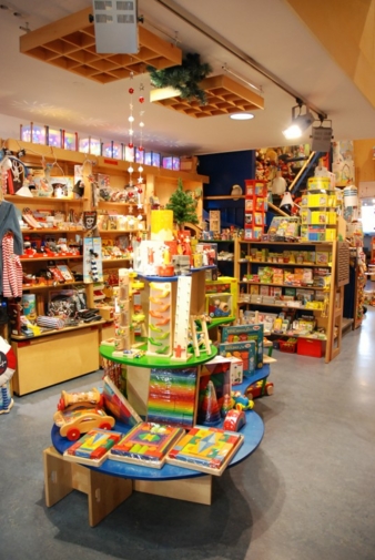 Bei „Pfiffikus – Richtig gutes Spielzeug“ in Nürnberg werden Väter und Großväter mit aktivem Spiel an die eigene Kindheit erinnert und ih...