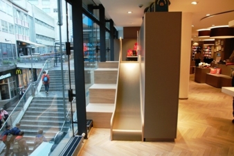 Auch kleine Besucher können den Einkauf genießen: Im Geschäft erwarten sie neben Spielinseln auch eine Rutsche und ein Karussell.