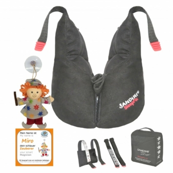 Das Sandini SleepFix S Set kommt mit Künstlerpüppchen für das Autofenster.