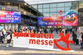 Spielwarenmesse-Eingang-2025-Copyright-Spielwarenmesse-eG-Foto--Alex-Schelbert-.jpg