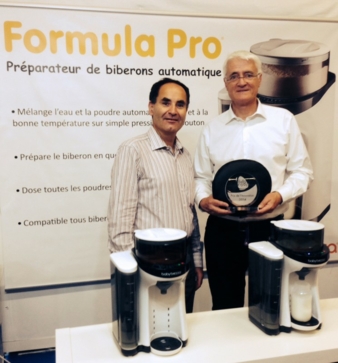 Auf der Messe Babycool nahmen Charles Kehoe (r.), CEO der Vertriebsfirma Gamin Tout Terrain, und Daniel Kobryner als Vertriebsleiter DACH den „Pr...