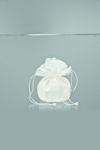 Das Täschchen gibt es beim Kauf von Jacke und Kleid kostenfrei dazu.