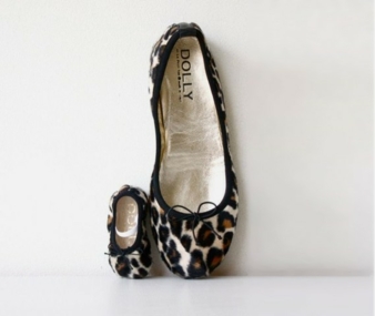 Ausgewählte Stücke wie etwa die Leoparden-Ballerinas von Dolly gibt es bei kid-à-porter auch für Mamas.