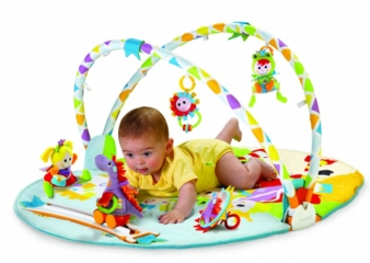 Die Gymotion Activity Playland kann sowohl in Bauch- als auch in Rückenlage gut bespielt werden.