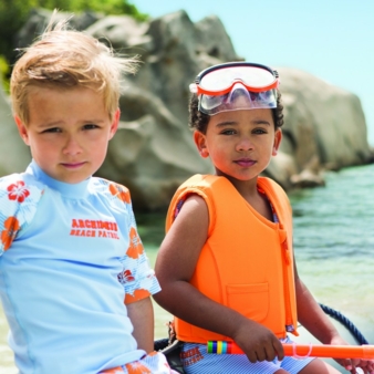 Die Bojen-Weste unterstützt erste zaghafte Schwimmversuche.
