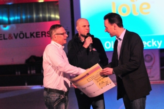 Von links: Norbert Grimmer (Vorstand Hockey gegen Krebs), Holger Schröder (Moderator des Benefizspiels) und Oliver Mecky (Geschäftsführer Joie).