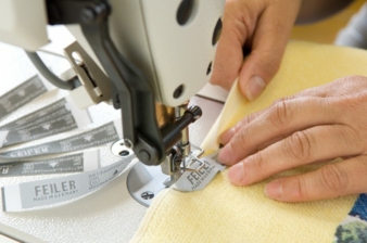 Mit viel Liebe zum Detail fertigt man bei Ernst Feiler in Hohenberg a. d. Eger.