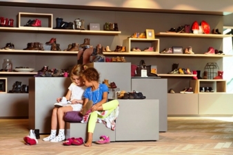 Hier können die Kinder ihre Lieblingsschuhe selbst probieren.