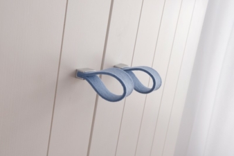 Die modernen Griffe in Filz oder Leder sind Hingucker im Kinderzimmer.